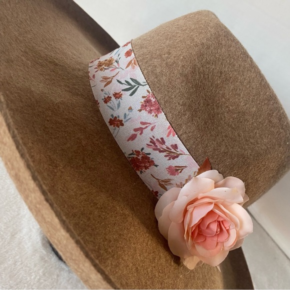 Custom Pretty 100% Wool Fedora Hat Beige with Custom Floral Detail Boho Chic NEW - Picture 9 of 12